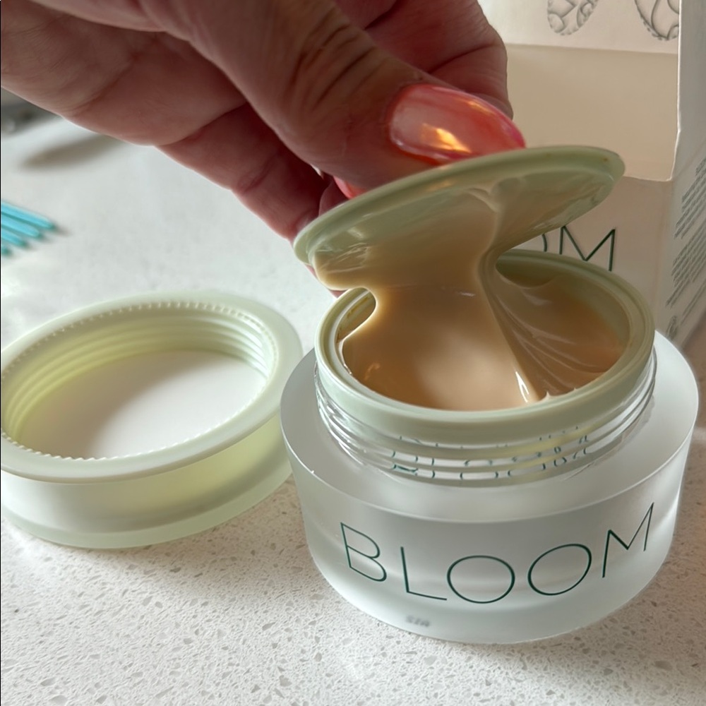 Young Living Bloom Brightening Cream - White - Picture 6 of 6